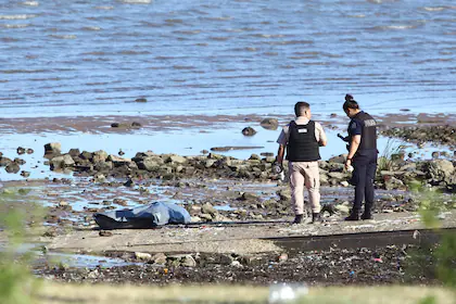 el-cuerpo-del-hombre-junto-a-un-efectivo-de-la-HIGCNBLRABDGXP3V7VW2BIRUI4