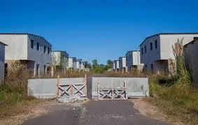 las casas abandonadas de Axel Kicillof