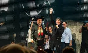 El Chaqueño Palavecino invitó a cantar al presidente Javier Milei al escenario del Festival de Jesús María.