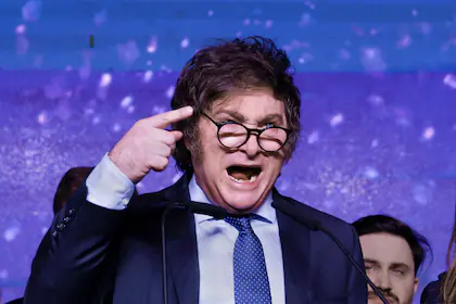 javier-milei-celebra-el-triunfo-en-las-paso-2023-JOXQT44FDRFH7DGFI3ZWMORUMU