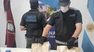 Operativo policial investiga sobornos y corrupción en compras de medicamentos, vinculando a exfuncionarios, empresarios y familiares