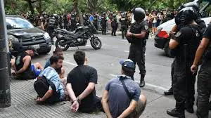 Detuvieron a 43 violentos por los incidentes en el Congreso por la reforma laboral