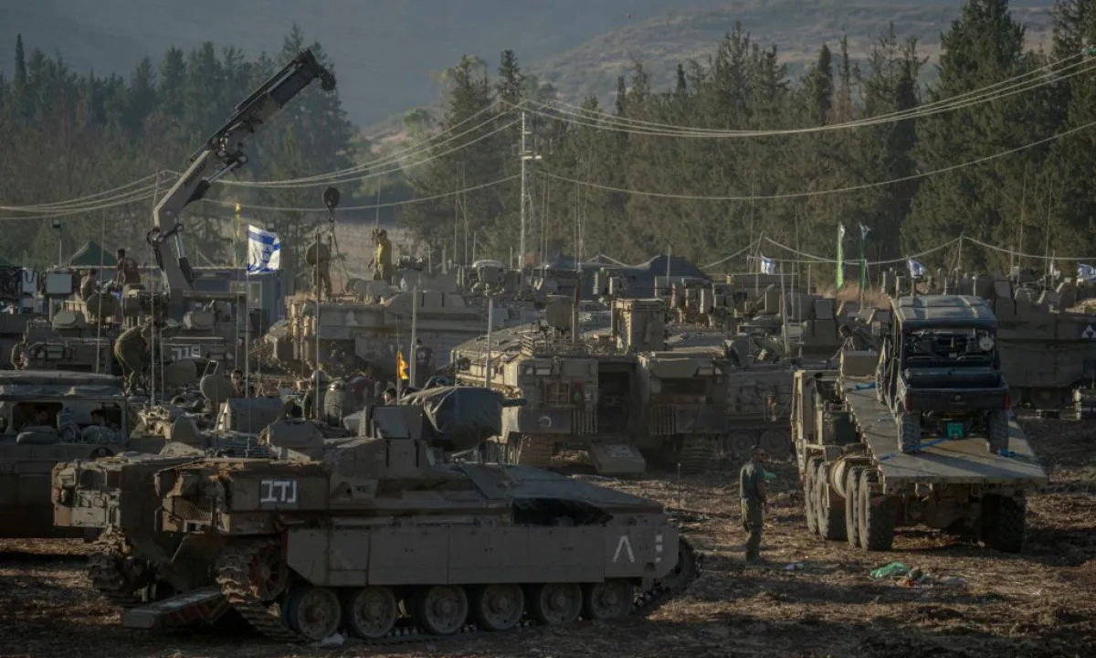 tanques-de-israel-acumulados-en-la-frontera-con-libano-a-la-espera-de-penetrar-en-el-pais-arabe-ayer-lunes