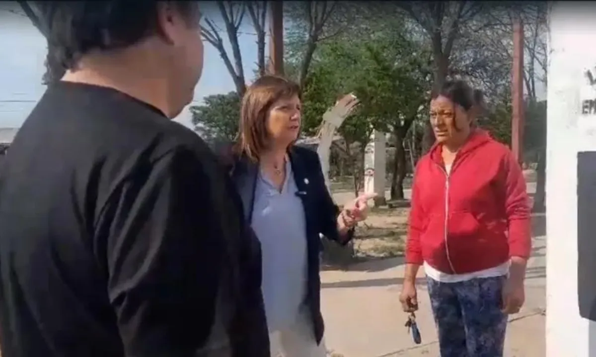 Patricia-Bullrich-fue-al-Barrio-Emerenciano-Sena-y-vivio-un-tenso-momento