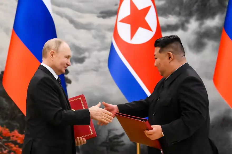 vladimir-putin-y-kim-jong-un-durante-la-firma-del-TVMO6D5HCJGGBNKJTDXI5WSC6E