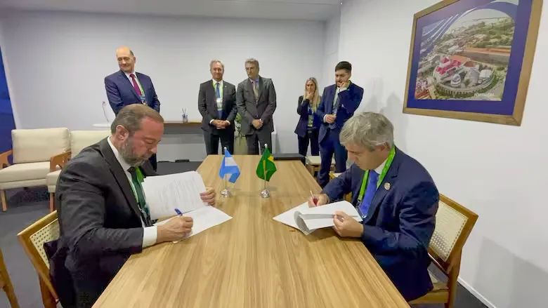 el-ministro-de-economia-luis-caputo-y-el-ministro-RODHUNR56ZGWZMUS45UMH4LBU4