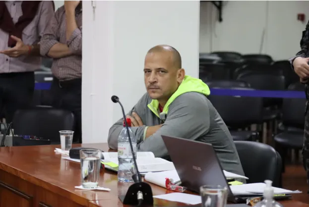 pelado con car de malhumorado