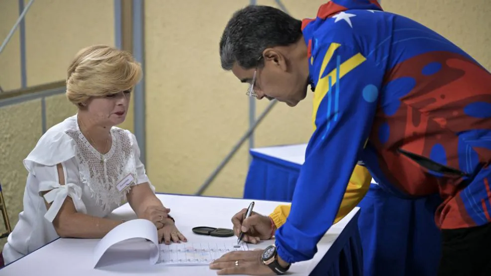 el-presidente-nicolas-maduro-votando-a-primera-hora-en-venezuela-1843672