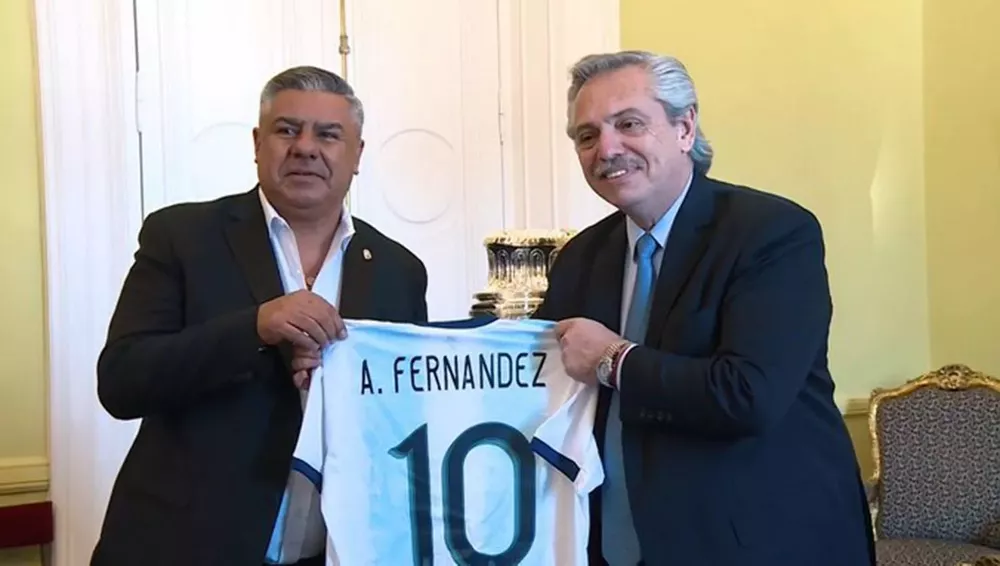 tapia-le-obsequio-al-presidente-nacion-camiseta-seleccion-nombre-foto-tomada-de-prensa-afa-828785-171436