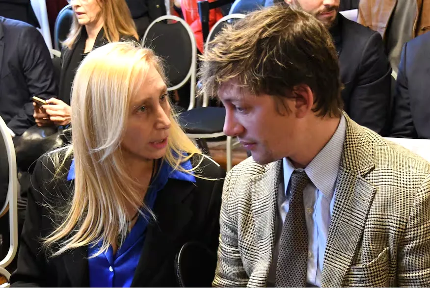 joven despeinado con vieja rubia