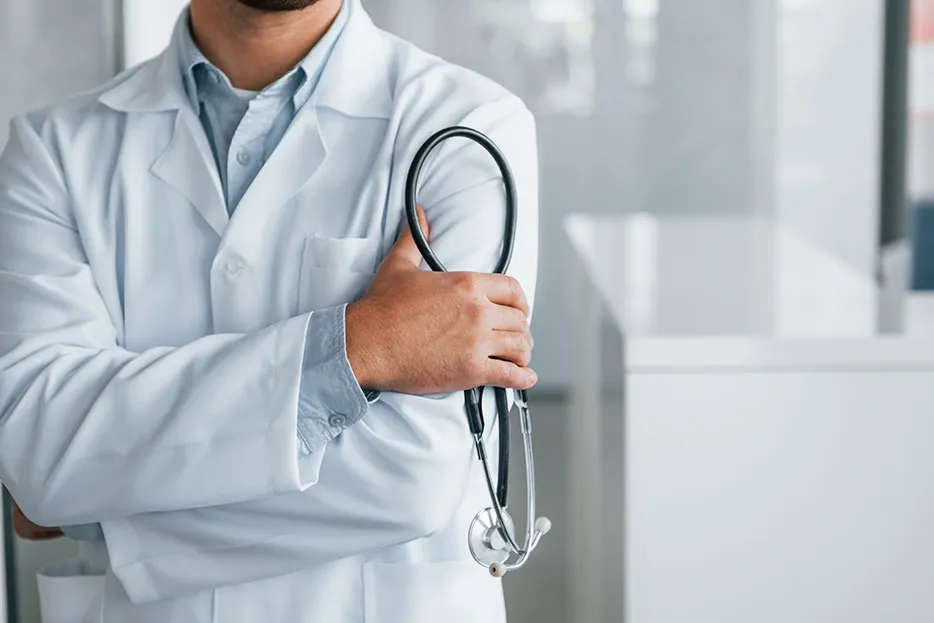 medico-de-clinica-hispana